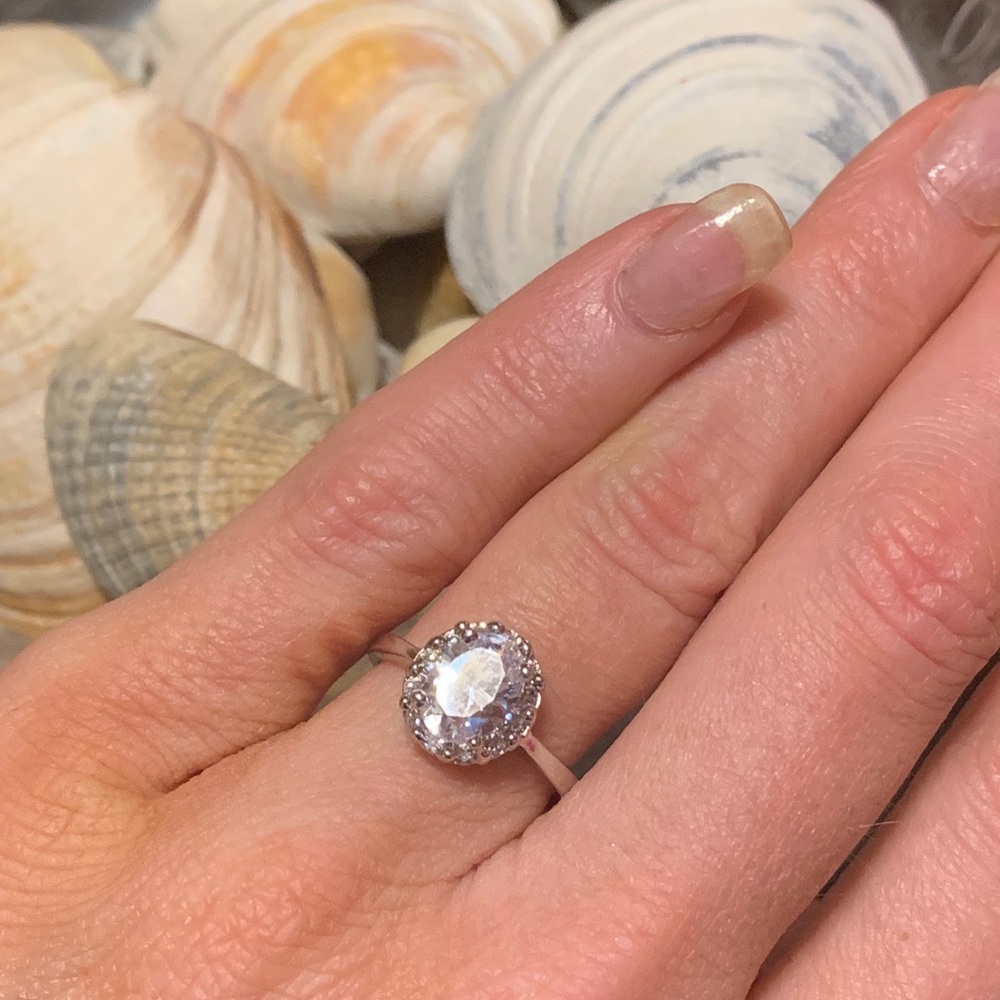 Oval white sapphire cluster ring - Picture 3 of 8